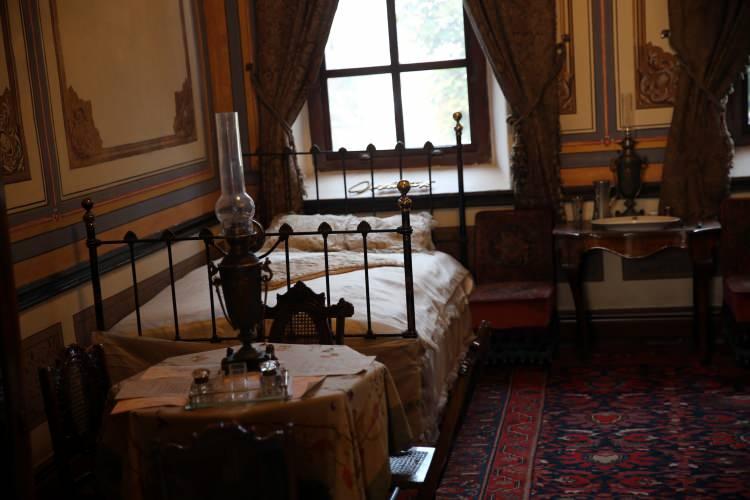 <p>Müzemiz ziyaretçilerine Milli Mücadele döneminde Sivas'a özgü ve Sivas Kongresi'nde yapılan ne varsa bunları hem fiziksel olarak hem de görsel ve yazılı materyallerle sunuyor. Ayrıca o döneme ait eserleri ziyaretçilerimizin beğenisine sunuyoruz.</p>