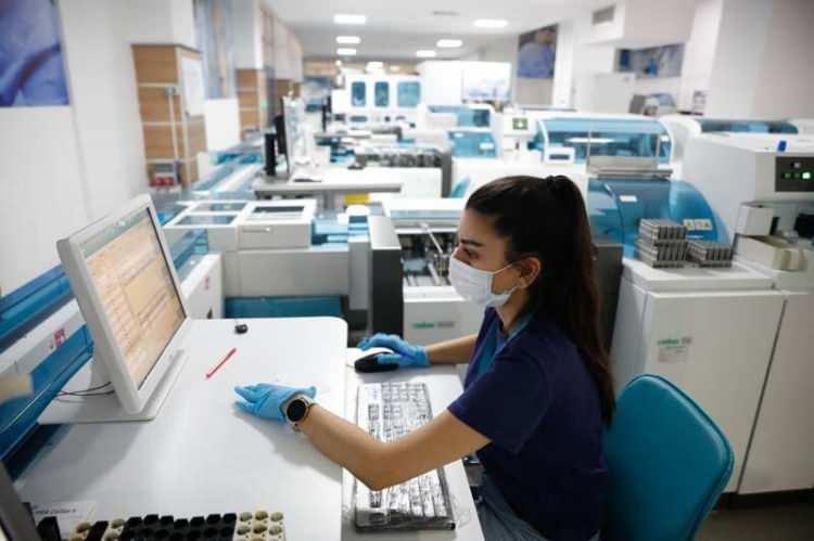 <p>İstanbul İl Sağlık Müdürlüğü İl Laboratuvar Koordinatörü Doç. Dr. Cemal Kazezoğlu, 6 Eylül'de başlayacak PCR testi zorunluluğuna 14 laboratuvar ile hazır olduklarını açıkladı.</p>
