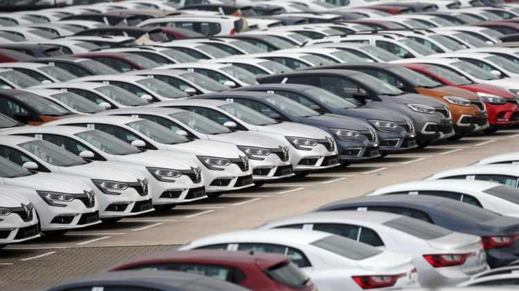 <p>Hyundai, 4 bin 405 satışla dördüncü ve Volkswagen'de 4 bin 206 satışla beşinci sırada yer aldı. Toplam satışlarda ağustos ayında Dacia'nın ilk 3'te ve Hyundai'ın da ilk 5'te yer alması dikkati çekti.</p>

<p> </p>
