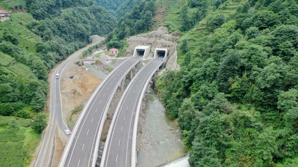 <p>Yapımı, tasarımı ve kontrolünde yüzde 100 yerli ve milli kaynakların kullanıldığı projeyle ayrıca, önemli turizm ve sanayi merkezlerine ulaşım kolaylığı sağlandı.<br />
</p>