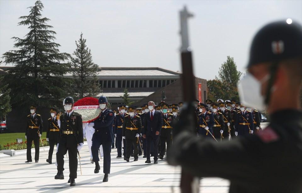 <p>Akar, beraberinde Genelkurmay Başkanı Orgeneral Yaşar Güler, Kara Kuvvetleri Komutanı Orgeneral Musa Avsever, Deniz Kuvvetleri Komutanı Oramiral Adnan Özbal ve Hava Kuvvetleri Komutanı Orgeneral Hasan Küçükakyüz ve garnizonda görevli subay, astsubayla 30 Ağustos Zafer Bayramı ve Türk Silahlı Kuvvetler Günü dolayısıyla Devlet Mezarlığı'nı ziyaret etti.</p>

<p> </p>
