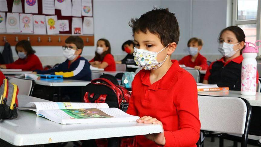 <p>Okul öncesi ve ilkokul birinci sınıf öğrencileri ise yarından itibaren 3 gün boyunca uyum eğitimine katılacak.</p>
<p>Öte yandan, bu yılki eğitim öğretim dönemine, 3 Eylül itibarıyla 20 bin sözleşmeli öğretmen de katılacak.</p>