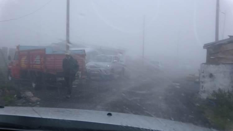 <p>Ardahan'ı Artvin'e bağlayan Ardanuç yolunun 2 bin 581 rakımlı Bülbülan Yaylası mevkiinde yoğun sis nedeniyle görüş mesafesi büyük ölçüde düştü.</p>
