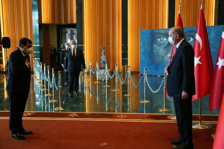 <p>Erdoğan, Büyük Zafer'in 99'uncu yılı kutlamaları kapsamında Anıtkabir'deki törenin ardından Cumhurbaşkanlığı Külliyesi'ne geçti.</p>

<p> </p>
