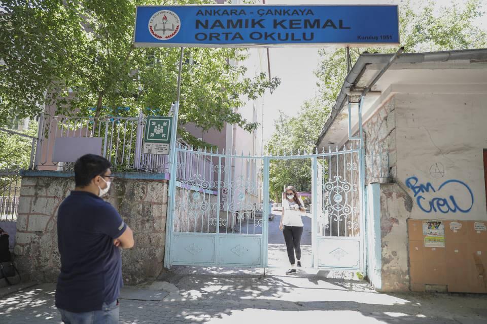 <p>Milli Eğitim Bakanlığınca (MEB), 2021-2022 eğitim ve öğretim yılı tüm kademe ve tüm sınıf seviyelerinde, 6 Eylül Pazartesi günü Kovid-19 tedbirleri alınarak haftada 5 gün yüz yüze eğitim ile başlatılacak. Yüz yüze eğitimler, tıpkı Kovid-19 salgını öncesinde olduğu gibi ders saatleri azaltılmadan ve mevcut öğretim programlarının bütünü dikkate alınarak gerçekleştirilecek.</p>