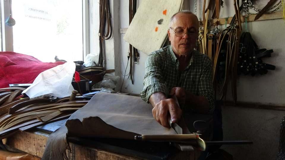 <p>Çanakkale’nin tek ve son saraçı olan Ruşen Şahin, Türk el sanatlarının bir kolu olan saraçlığın bittiğini ve yeni çırakların yetişmediğini söyledi.</p>
