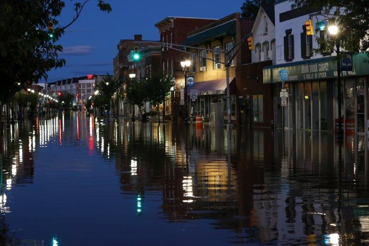 <p>New York'ta sel ve su baskınlarında 13 kişi hayatını kaybederken, New Jersey'de ölenlerin sayısı da 23 geçti.</p>

<p> </p>
