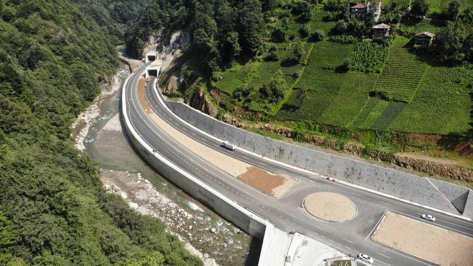 <p><strong>- Proje ticaret ve turizm açısından hareketlilik kazandıracak</strong><br />
<br />
Ovit Dağı geçişinde inşa edilen ve ülkenin trafiğe açık en uzun tüneli olan Ovit Tüneli ile ulaşım standardı yükseltilen güzergahta gerçekleştirilen bölünmüş yol, köprü, tünel, viyadük çalışmalarıyla, Karadeniz sahilinden iç kesimlere ve güneydoğuya uzanan kuzey-güney aksında daha hızlı, daha ekonomik ve daha konforlu ulaşım imkanının tesis edilmesi amaçlandı.<br />
 </p>
