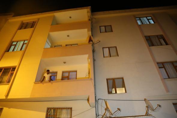 <p>Yeniden İstanbul Adli Tıp Kurumunda sanığın cezai ehliyetinin tam olup olmadığı noktasında karar verildi. Burada amacımız bir kadının hiçbir suçu günahı yokken eşi tarafından sadece boşanmak istiyor sebebi ile öldürülerek akabinde hiçbir ceza almadan kurutulmasını engellemek ve yine uydurma beyanlarla, vefat etmiş bir kadına iftira atmak suretiyle kendisini aldattığını iddia eden sanığın hiçbir cezai indirimden yararlanmasını istemiyoruz. Bunları engellemek adına bir hukuk müdahalesi sürdürüyoruz. Türk yargısına ve adaletini olan inancımız tam sanığın hak ettiği cezayı alacağına da tüm kalbimizle inanıyoruz. Kızı gözü önünde öldürülen müşteki Şule B. de yaralandı ve ölümden döndü. En azından onun ve 3 çocuğunun vicdanına bir nebze su serpmek adına bu davanın takipçisiyiz" diye konuştu.</p>
<p> </p>