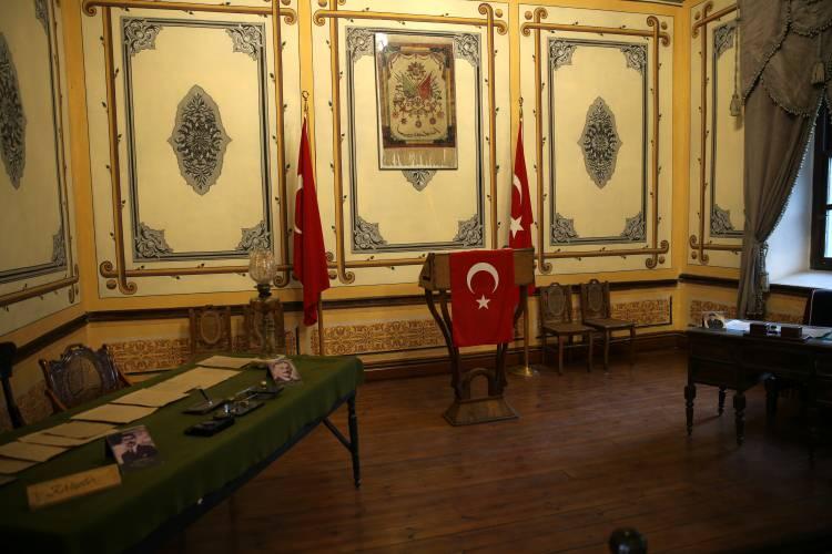<p>Atamızın istirahat ettiği yeri, kongre salonunu, Milli Mücadele için neler yaptığını görünce tarifi zor duygular yaşadım. Ne kadar şükretsek ve teşekkür etsek azdır. Atamıza rahmet ve minnet duygularımı iletiyorum." diye konuştu.</p>
