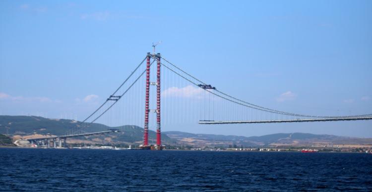 <p>Gece ve gündüz çift vardiya yapılan montaj işlemi süresince bazı günlerde Çanakkale Boğazı transit gemi geçişlerine kapalı tutuluyor. Diğer günlerde ise belirlenen bölgelerde gemi trafiği tek yönlü işletiliyor.</p>
<p> </p>