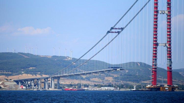 <p>Köprünün, Çanakkale Deniz Zaferi'nin 107'nci yıl dönümüne rastlayan 18 Mart 2022'de hizmete alınması planlanıyor.</p>