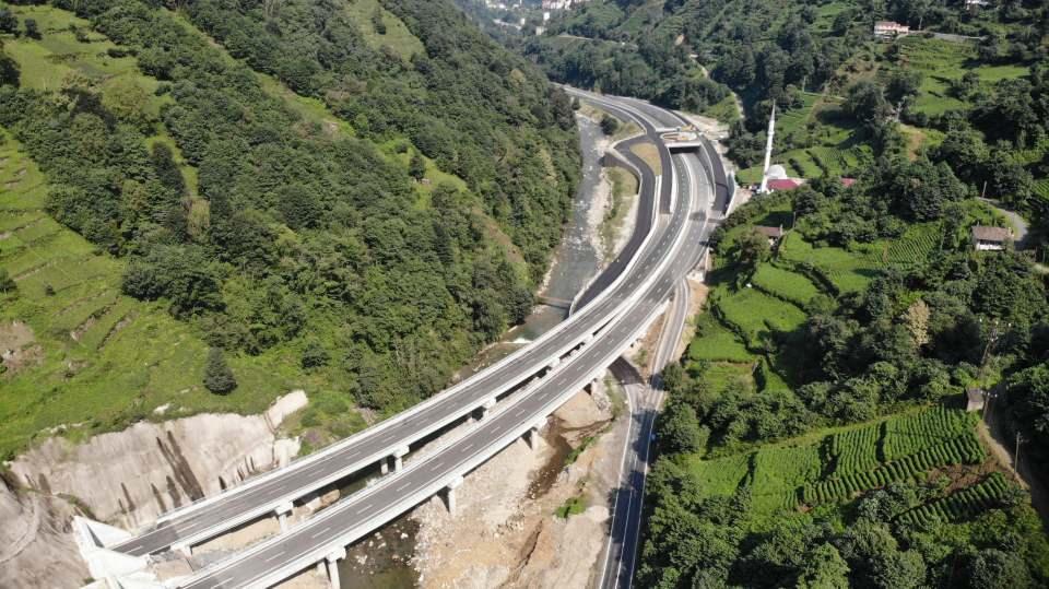 <p>Karadeniz ile Doğu Anadolu arasında yaz-kış ulaşım sağlayan Ovit Tüneli'nin de yer aldığı kuzey-güney aksında bulunan proje bünyesinde, toplam 10,6 kilometre uzunluğunda 6 çift tüp tünel, toplam 177 metre uzunluğunda 4 tek köprü, 992 metrelik 6 çift köprü ve 2 köprülü kavşak bulunuyor.<br />
</p>