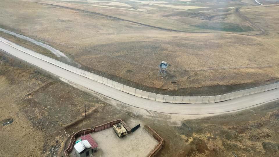 <p> Bölgede 64 kilometrelik kısımda 3 etap halinde modüler beton duvarı çalışması yapılıyor. Şu anda ikinci etapta 6 kilometrelik bölümde duvar çalışması tamamlandı. Kritik bölgelerde duvar, hendek, jiletli tel çekimine ağırlıklı olarak devam ediliyor. </p>
