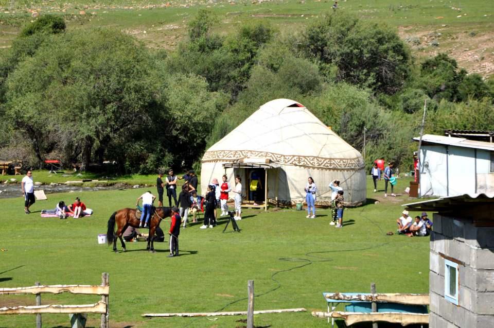 <p>Bölge halkı, ziyaretçilere kartalla hatıra fotoğrafı çektirme ve at üstünde dağ yürüyüşü gibi seçenekler de sunuyor.</p>
