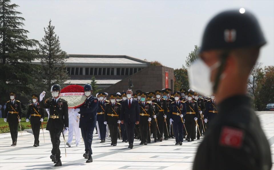 <p>Milli Savunma Bakanı Hulusi Akar, "Kahraman Türk Silahlı Kuvvetleri dün olduğu gibi bugün de vatanımızı, milletimizi, milli ve manevi değerlerimizi, hak, alaka ve menfaatlerimizi her ne pahasına olursa olsun korumakta azimlidir, kararlıdır ve buna muktedirdir." dedi.</p>

<p> </p>
