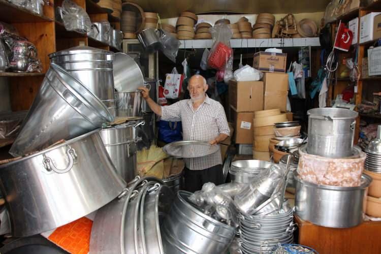 <p>Buraya geldikten sonra yazıyı buradaki dükkanıma astım. Bu yazıyı yazdıktan sonra cirom 2 bin TL arttı. Bu yazı çok önemli. İyi dost az meşgul edendir. Bu yazıdan sonra ticari hayatım gelişti. Boş sohbetler ortadan kalktı. Ticaret hayatında bu konu aslında çok önemlidir. Meşguliyet iyi bir şey değil! Bu yazı, görenlerin çok ilgisini çekiyor. Tebrik ediyorlar" dedi.</p>
