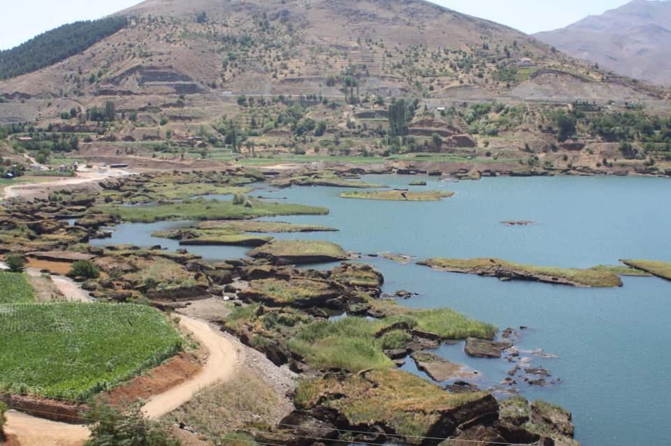 <p>Çelikhan İlçe Tarım ve Orman Müdürü Hüseyin Akın, baraj gölünde su seviyesinin düşmesi veya doğa şartlarından dolayı yüzen adaların kıyıya oturmasının önlenmesi için çalışma yapıldığını söyledi. </p>