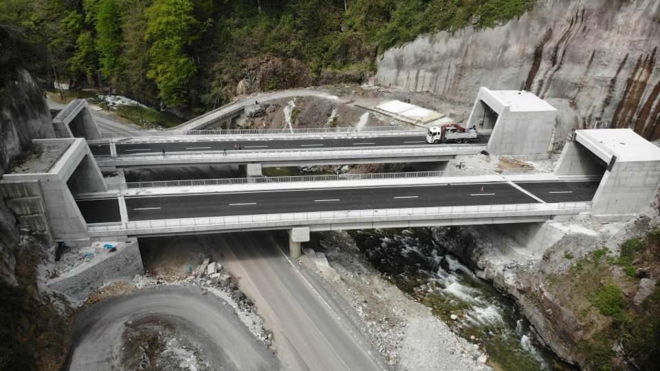 <p>Rize'de yarın "İyidere-İkizdere Yolu ve Tünelleri", 4 Eylül Cumartesi günü de "Salarha Tüneli" hizmete açılacak.</p>

<p> </p>
