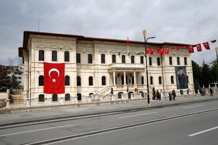 <p>Sivas Kongresi'ne ev sahipliği yapan, Büyük Önder Mustafa Kemal Atatürk ve silah arkadaşlarınca 2 Eylül-18 Aralık 1919 tarihlerinde "Milli Mücadele Karargahı" olarak kullanılan ve günümüzde Atatürk ve Kongre Müzesi'ne dönüştürülen tarihi bina, geçmişe yolculuk yaptırdığı ziyaretçilerine duygu dolu anlar yaşatıyor.</p>
