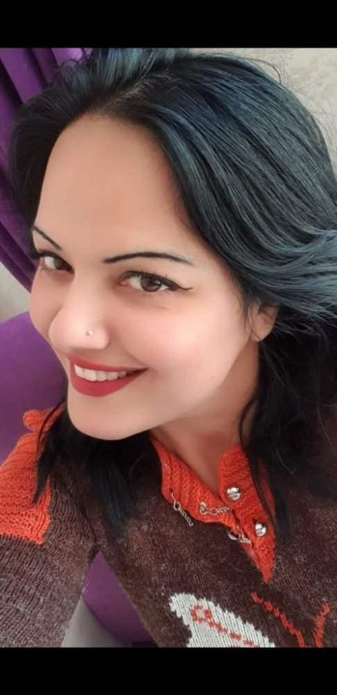<p>Kayınvalidem kapıyı açınca kapıyı iteledim ve kayınvalidem kapının arkasına düştü, içeri girerek kapıyı kapattım. Kayınvalidem bağırmaya başlayarak beyzbol sopası ile bana vurmaya başladı. Elimdeki bıçağı rastgele savurmaya başladım. O sırada eşim gelince bıçağı ona da savurdum ve kapıyı açıp çıktım. Aşağıda duran sağlık ekiplerini hemen yukarı yönlendirdim ve kaçmaya başladım. 20 metre kaçtıktan sonra yere düştüm, beni gören adam polis ve sağlık ekiplerini aradı. Gelen polis ekipleri beni tanıyordu ne oldu diye sordular ben de eşim ve kayınvalidem beni bıçakladı dedim. Olay bundan ibarettir. Benim öldürme kastım yoktu ilk başta onlar saldırdı" dedi.</p>

<p> </p>
