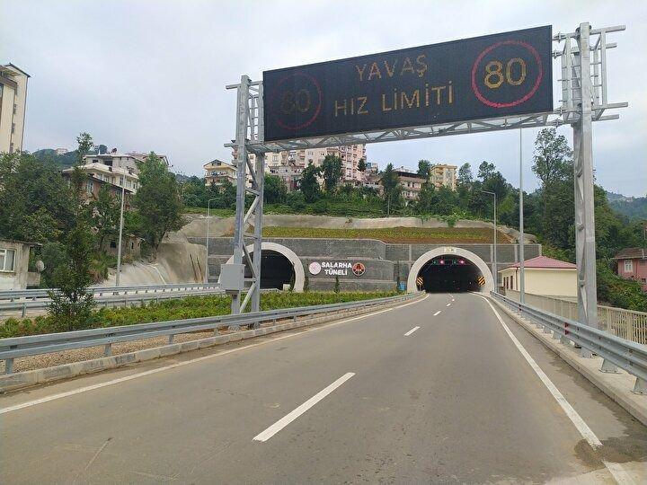 <p>Karadeniz ile Doğu Anadolu arasında yaz-kış ulaşım sağlayan Ovit Tüneli'nin de yer aldığı kuzey-güney aksında bulunan proje bünyesinde, toplam 10,6 kilometre uzunluğunda 6 çift tüp tünel, toplam 177 metre uzunluğunda 4 tek köprü, 992 metrelik 6 çift köprü ve 2 köprülü kavşak bulunuyor.</p>
<p> </p>