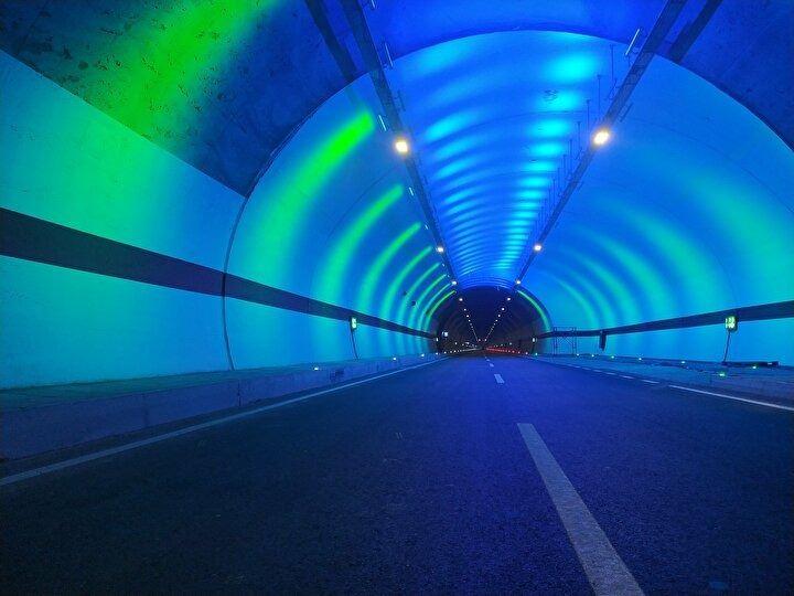 <p>Bu kapsamda, Rize'yi Erzurum'a bağlayan tek yol standardındaki güzergahın Karadeniz Sahil Yolu İyidere mevkisinden İkizdere ilçesi çıkışına kadar uzanan kesimi, 37,9 kilometre uzunluğunda, 2x2 şeritli, bitümlü sıcak karışım kaplamalı bölünmüş yol olarak projelendirildi.</p>

<p> </p>
