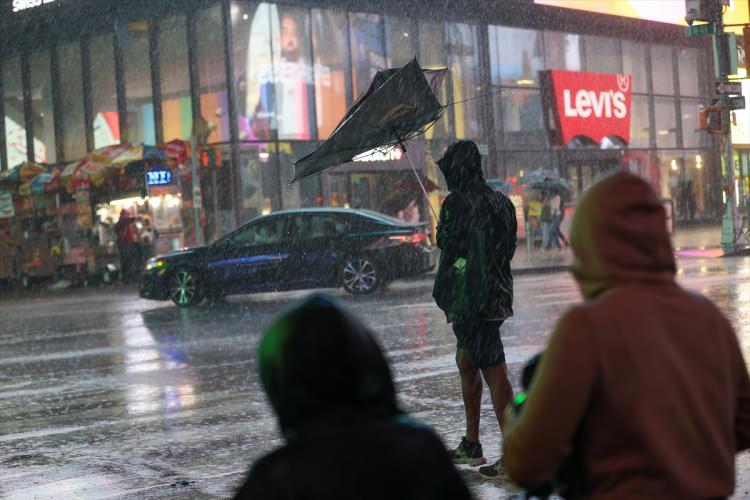 <p>"Daha önce görülmeyen korkunç bir fırtına"<br />
New York Valisi Kathy Hochul ve New York Belediye Başkanı Bill de Blasio, kentteki sel felaketinin ardından ortak basın toplantısı düzenledi.</p>