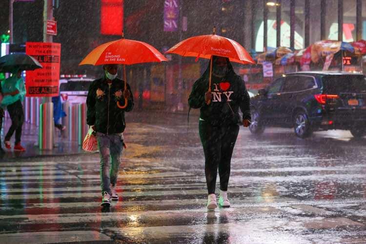<p> De Blasio, Ida'yı "daha önce görülmeyen korkunç bir fırtına" olarak nitelendirerek, insanları kurtaran ilk müdahale ekiplerine teşekkür etti.</p>

