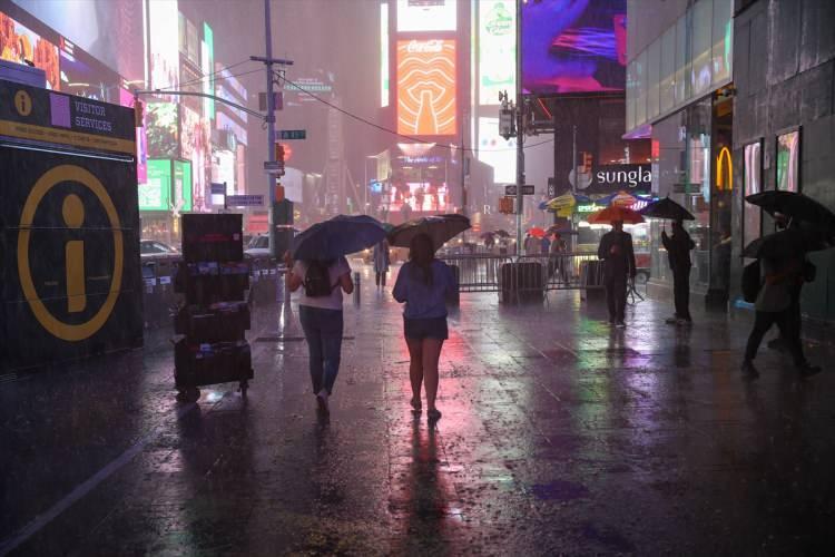 <p> “Bazı New Yorkluların ödediği bedel korkunç ve trajikti. Dün tam bu anda hayatta olan 9 kişi” ifadelerini kullanan de Blasio, “Şu anda yas tutan aileler var” dedi.</p>
