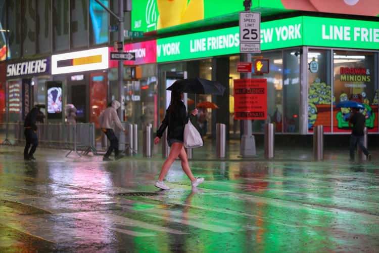 <p>New York Belediye Başkanı Bill de Blasio, Twiiter hesabından yaptığı paylaşımda New York'ta acil durum ilan edildiğini duyurdu.</p>
