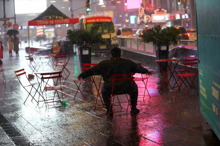 <p>Blasio "Şehir genelinde rekor seviyedeki yağmur, sel ve yollarımızdaki tehlikeli koşullarla bu gece tarihi bir hava olayına tanıklık ediyoruz" ifadelerini kullandı.</p>
