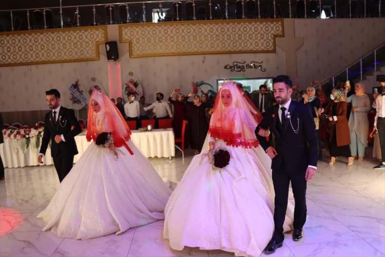 <p>Çiftlerin nikahını Adıyaman Belediye Başkanı Süleyman Kılınç kıyarken, şahitliğini ise Vali Mahmut Çuhadar yaptı.</p>
