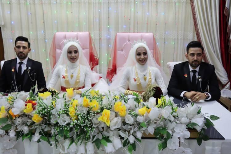 <p>Adıyaman Valisi Mahmut Çuhadar, yaptığı açıklamada, hayatında ilk defa böyle bir nikaha şahitlik ettiğini söyledi.Vali Çuhadar, nikah cüzdanını teslim ettiği çiftlere, ömür boyu mutluklar diledi.</p>