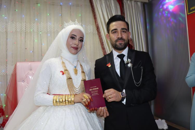 <p>Belediye Başkanı Kılınç, şimdiye kadar yüzlerce nikah kıydığını belirterek, "Tek yumurta ikizlerinin nikahın kıyarken zorlandık. Doğumlarının arasında 5'er dakika var. Birbirlerine benziyorlar. İki çifte de mutluluklar diliyorum. Şaşırdık, ilk defa böyle bir şey oldu." dedi.</p>