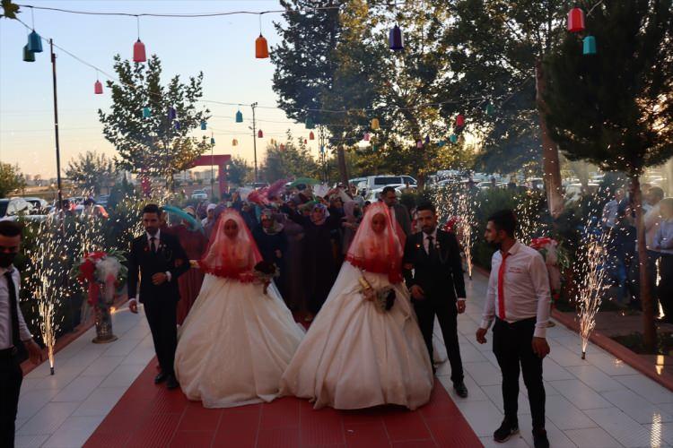 <p>Gelinlerden Nursel Koparal ise "Kardeşimle ikiz olan kardeşlerle evlenmek istiyorduk, çok şükür hayalimiz gerçekleşti. Çok mutluyuz." diye konuştu.</p>
