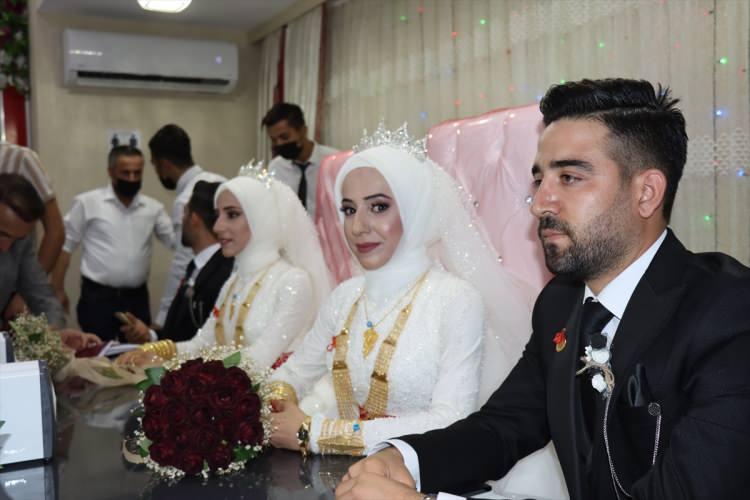 <p>Adıyamanlı Mustafa ve Halime Koparal çiftinin 10 çocuklarından ikisi olan ve aynı gün doğan Abuzer ve Gaffari Koparal isimli ikizler, akrabaları olan Hasan ve Sıdıka Tepe çiftinin 7 çocuklarından ikisi olan ve yine aynı gün doğan Nurgül ve Nursel Tepe isimli ikizlerle hayatlarını birleştirmek üzere evlilik kararı aldı.</p>