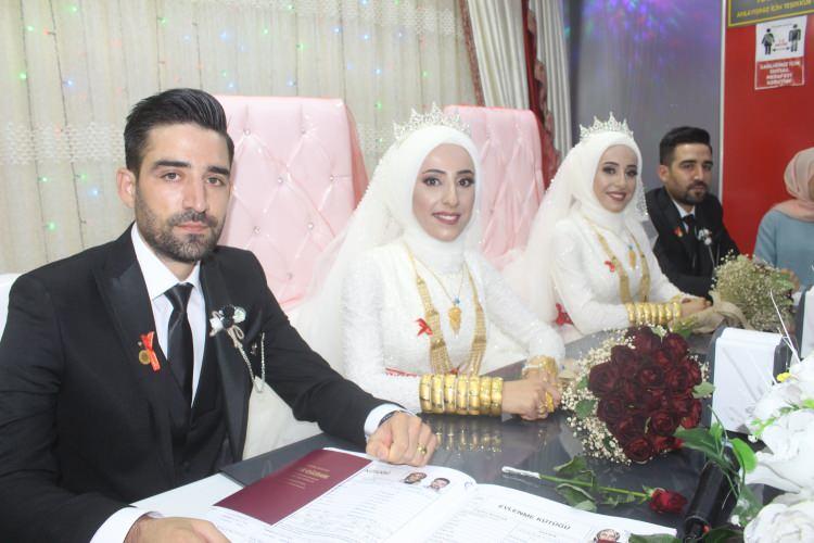 <p>Abuzer Koparal, Nursel Tepe’yle, Gaffari Koparal ise Nurgül Tepe’yle evlenmek üzere aynı gün düzenlenen düğün töreninde nikahlarını aynı masada kıydı.</p>
