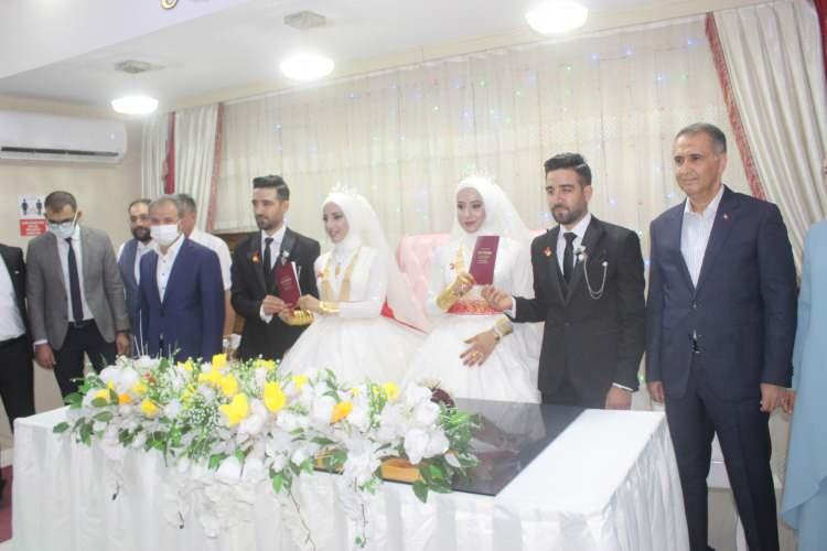 <p>Vali Çuhadar, “Abuzer ve Gaffari evlatlarımızın, Nurgül ve Nursel kızlarımızın birlikteliğini perçinledik ve nikah şahidi olarak görev aldık. Bu bizim hayatımızdaki ilk şahitliğimizdi. Birkaç dakika arayla aynı kardeşlere şahitlik ettiğimiz başka bir olay yoktu. Her şeyin bir ilki varmış bunu da yaşadık. Kendilerine o anlamda da teşekkür ediyorum” dedi.</p>