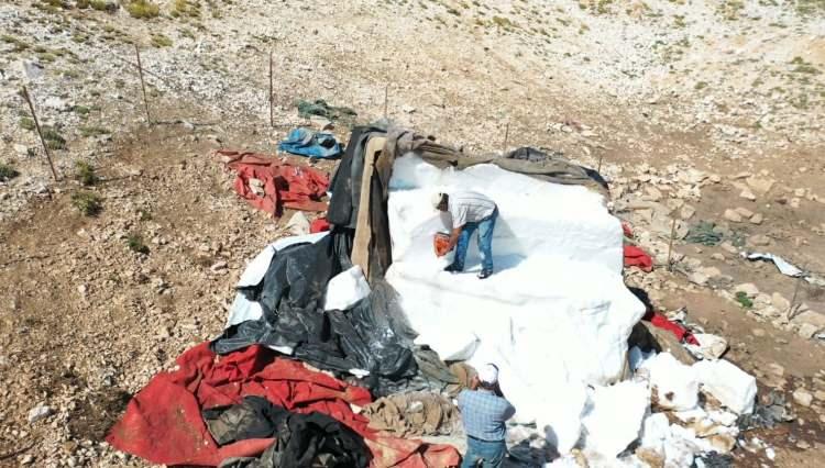 <p>Dağın zirvesinden traktör ile 6 saatte indirilen kar, ilçe merkezinde pazarda şerbet olarak ikram ediliyor. Karın zorlu yolculuğu havadan drone ile görüntülendi.</p>