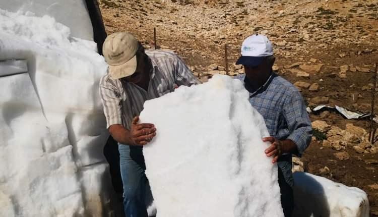 <p>Kumluca'da yaşayan çiftçi ve aynı zamanda motokros tutkunu Şaban Dede, Kumluca'ya bağlı 2 bin 500 rakımlı Ak Dağa çıkarak erimeden bekleyen karları görüntüledi.</p>