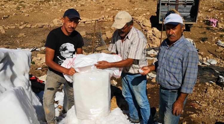 <p>Vatandaşlar tarafından kışın bir örtünün altına toplanan karlar, adeta küçük ‘kar dağlarını’ anımsatıyor. Öte yandan karın suları ise bir alanda toplanarak yaban hayatının yazın su ihtiyacının giderilmesinde kullanılıyor.</p>