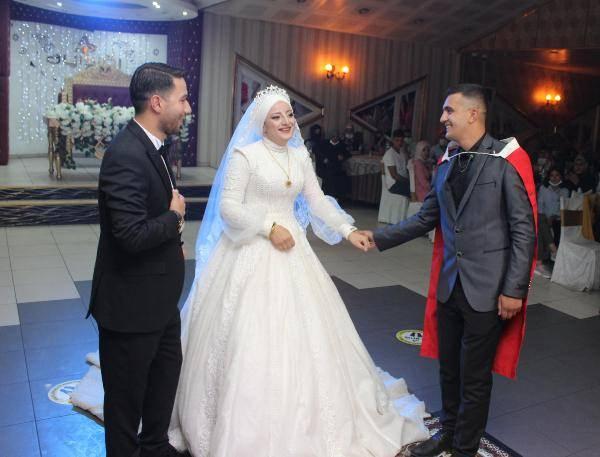 <p>Oğlunu bir anda karşısında gören anne Güleser Balcı, gözyaşlarına hakim olamadı. Murat Başaran'ın 'Gülümse Anne' şarkısı eşliğinde salonda ilerleyen kardeşini gören gelin Ayşenur Balcı büyük sevinç yaşadı.</p>
