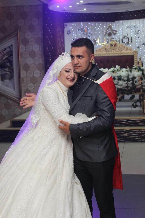 <p>Kardeşine sarılarak hasret gideren Ayşenur Balcı, uzun süre gözyaşı döktü. Çok mutlu olduğunu ifade eden Balcı, "Çok mutluyum hiç böyle bir şey beklemiyordum. Ben sadece mektup yolladığını, mesaj yolladığını zannettim ama böyle güzel bir hediye olacağını hiç zannetmiyordum. Hediye değil, bildiğiniz altın" diyerek duygularını dile getirdi.</p>

