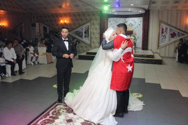 <p>Müzisyen tarafından genç çiftin mutluluğunu kutlayan ve yanlarında olamadığı için üzüntüsünü ifade eden mesajı okunurken, Halil İbrahim Balcı, boynuna bağladığı Türk bayrağıyla içeriye girdi.</p>
