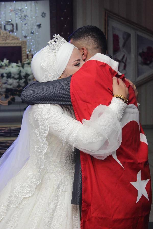 <p>Geçen yıl nişanlanan Ayşenur Balcı ile Mikail Şuva için Yakutiye ilçesindeki bir salonda düğün töreni düzenlendi.  Düğünde yakınlarıyla mutluluğunu paylaşan gelin Ayşenur Balcı'ya Çerkezköy'de vatani görevini yapan kardeşi Halil İbrahim Balcı kutlama mesajı gönderdi. </p>
