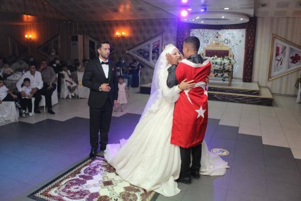 <p>Şimdiye kadar aldıkları en güzel hediyenin Halil İbrahim Balcı'nın düğünlerine katılmak olduğunu söyleyen Mikail Şuva, "Kayınbiraderim her zaman yanımızda olsun. Başımızın üstünde yeri var. Bizi mutlu etti, inşallah o da her zaman mutlu olur" dedi. </p>

<p><strong><a href="https://video.haber7.com/video-galeri/193067-asker-kardesten-ablaya-dugun-surprizi-gonderdigi-mesaj-okunurken-salona-girdi">İŞTE DÜĞÜNDEKİ MÜTHİŞ SÜRPRİZ ANI</a></strong></p>

