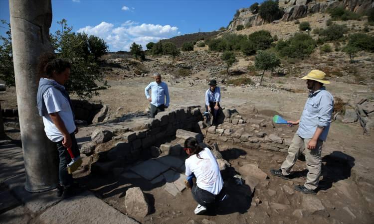 <p>Çanakkale'de bulunan Antik Çağ'ın en önemli liman kentlerinden Assos'ta, ekmek pişirme fırını tabanında bir bebeğe ait 1300 yıllık ayak izleri bulundu.</p>