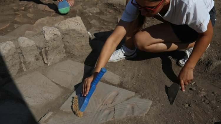 <p>Doğu Roma dönemi yapılarında çalışmalar sürüyor<br />
Hava koşullarının uygun olduğu dönemlerde özellikle batı kapısının bulunduğu Doğu Roma (Bizans) dönemi yapılarında çalışmalarını sürdürdüklerini belirten Arslan, şu bilgileri paylaştı: "Gymnasium (sporcuların eğitim alanı) yapısındaki en üst tabakada yer alan Bizans dönemi yapı katmanlarında faaliyetlerimize devam ediyoruz. Bunun dışında havaların serinlemesiyle ören yerindeki düzenleme, onarım ve restorasyon çalışmaları şeklinde faaliyetlerimize devam etmeyi planlıyoruz. Zemin tuğlası üzerindeki ayak izleri, gymnasium dediğimiz aslında Helenistik dönemdeki eğitim kurumunda ele geçti. Bu yapı Helenistik çağda bir eğitim kurumu olarak kullanılmasına rağmen Bizans dönemine gelindiği zaman bir bölümü kiliseye çevrilmiş, diğer bölümleri ise insanların yaşam alanı haline dönüştürülerek evler yaptıklarını görmekteyiz."</p>
