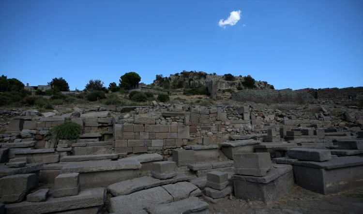 <p>Arslan, Assos`ta Amerikalıların 1800`lerde yoğun bir çalışma yaptığını, bu süreçte bölgedeki kalıntıların büyük çoğunluğunun tahrip edildiğini belirlediklerini anlattı.</p>

<p> </p>
